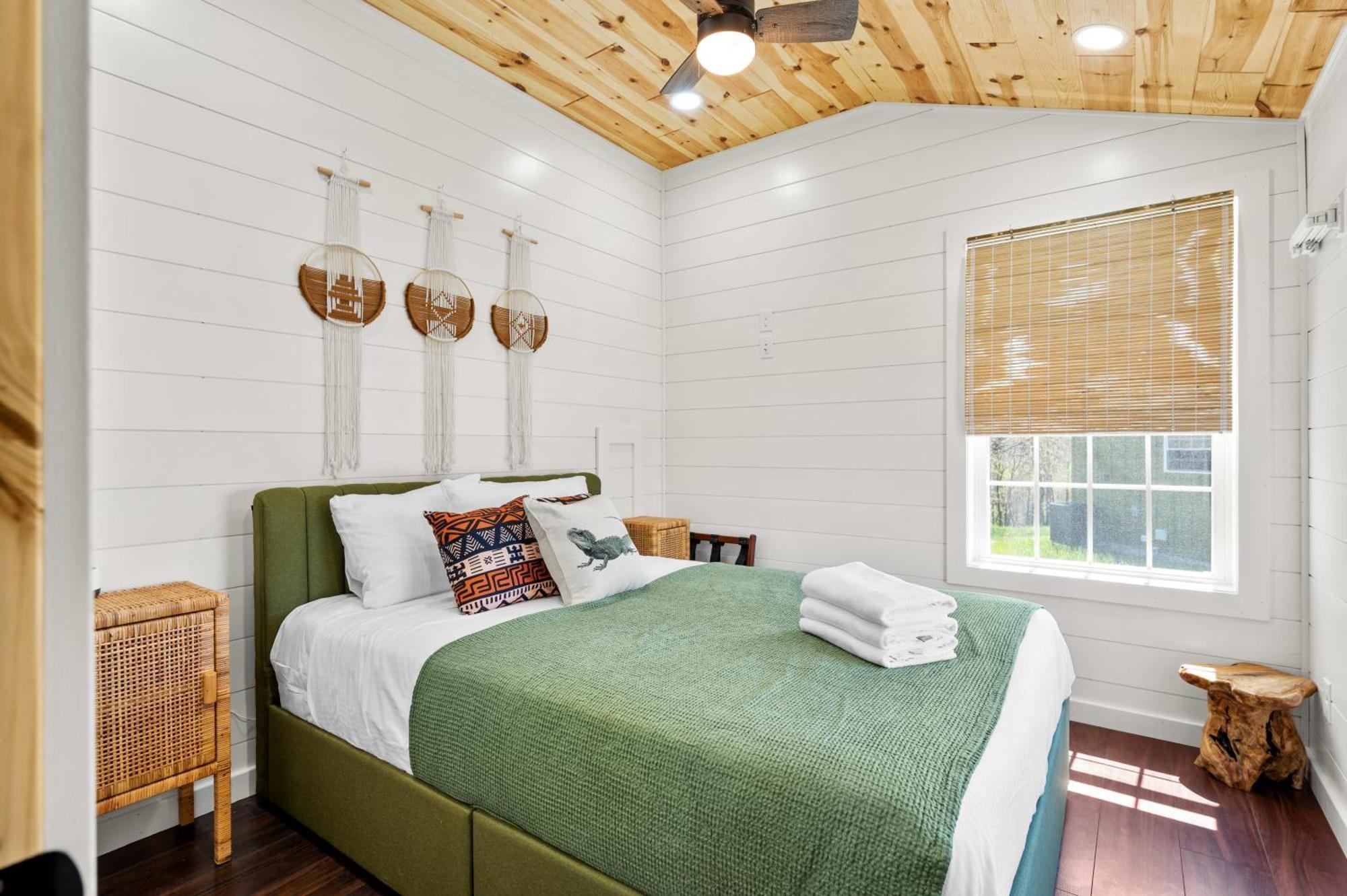 The Lodges At Eden Reserve - Pet Friendly Cabins Near Ark Williamstown Bagian luar foto