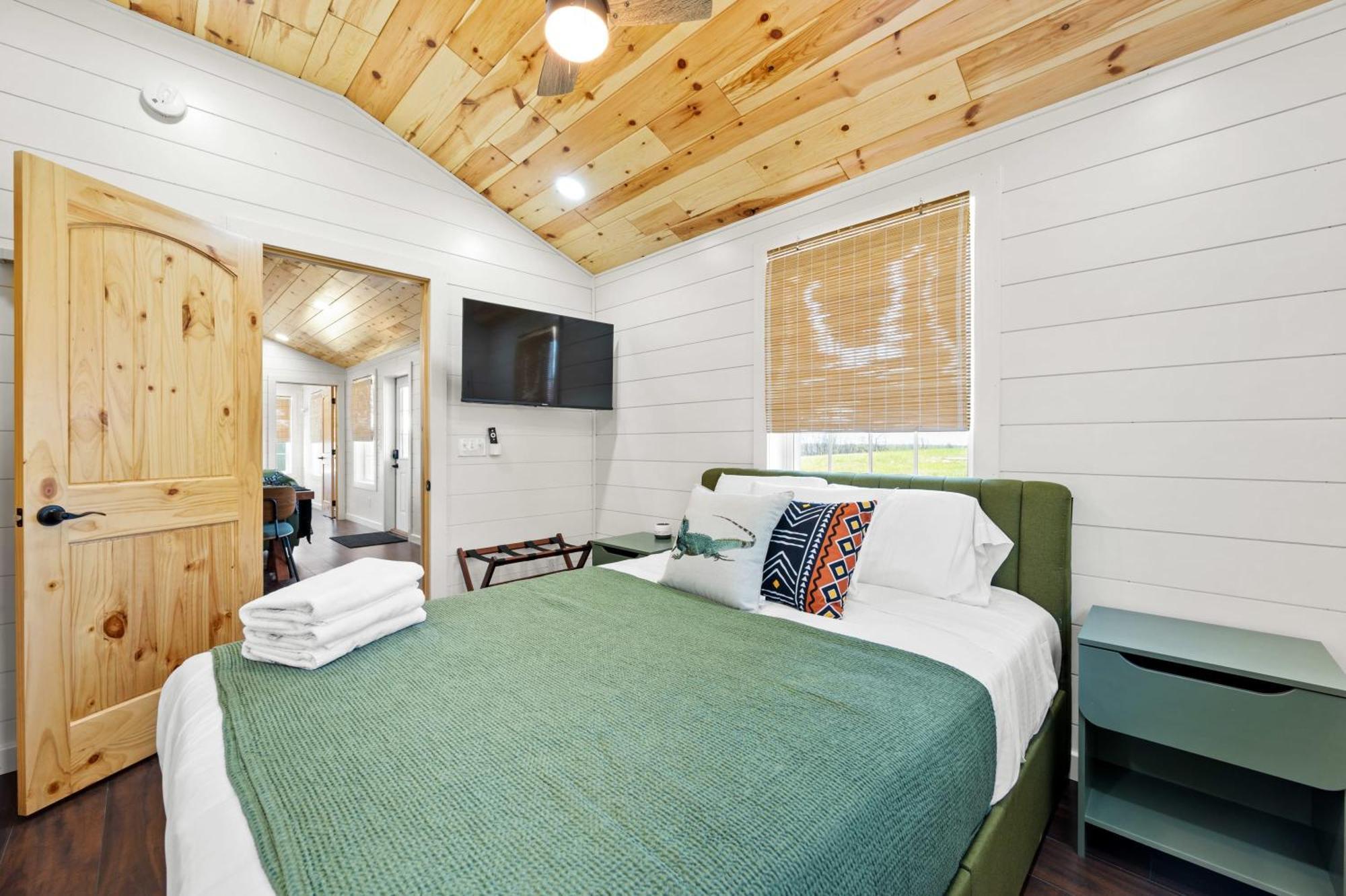 The Lodges At Eden Reserve - Pet Friendly Cabins Near Ark Williamstown Bagian luar foto